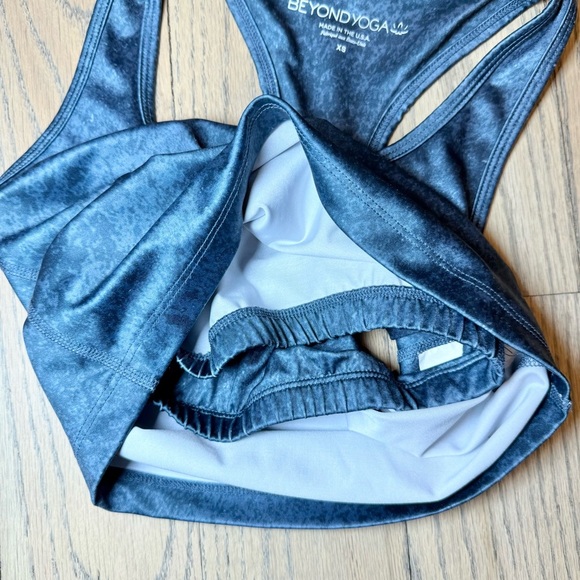 Beyond Yoga First Class Cropped Racerback Tank in Distressed Sheen Navy Blue XS - Picture 7 of 11